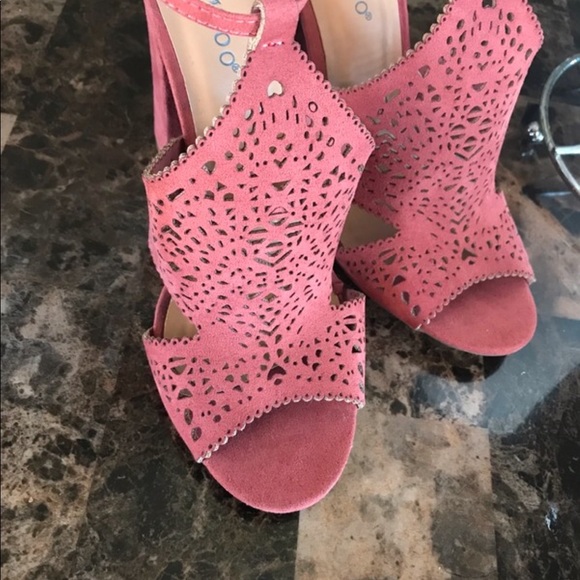 Heels - Picture 4 of 4